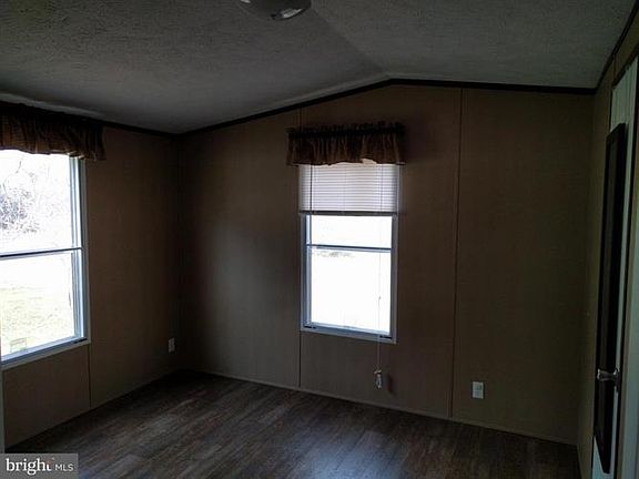 3rd image of 136 Flint Run Ln