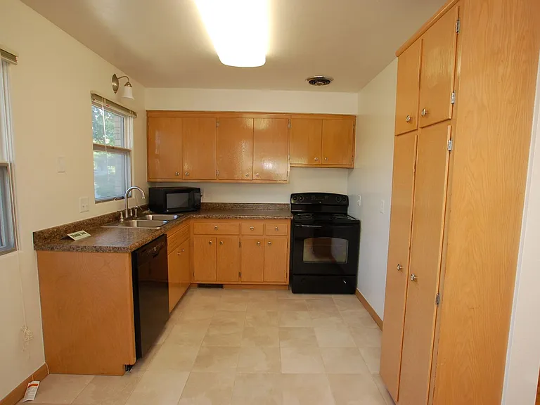 505 Midvale Ave — Photo 2