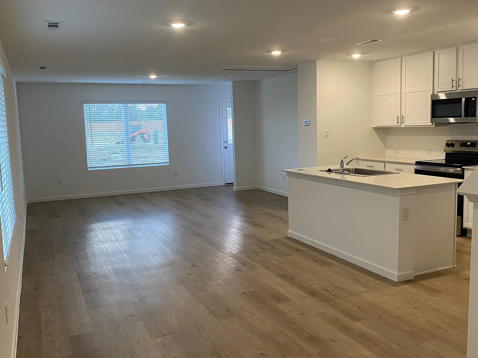 4 bed, 2239 sqft, $2,400 — Photo 3