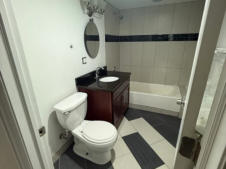 1741 W Erie St #1R — Photo 18