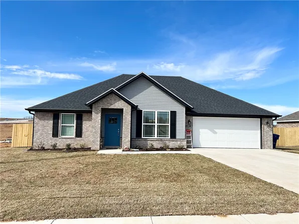 132 Brooke St, Huntsville, AR 72740