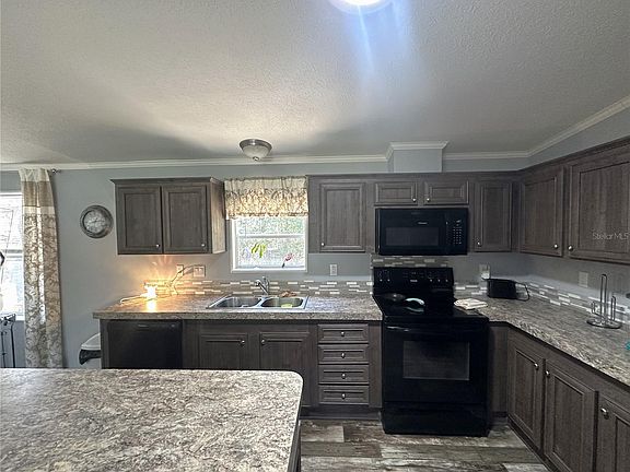 4th image of 215 Azalea Ave