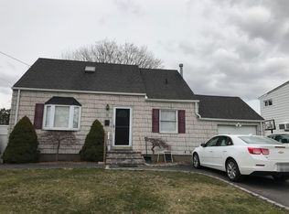 21 Birch Ave E, Farmingdale, NY 11735