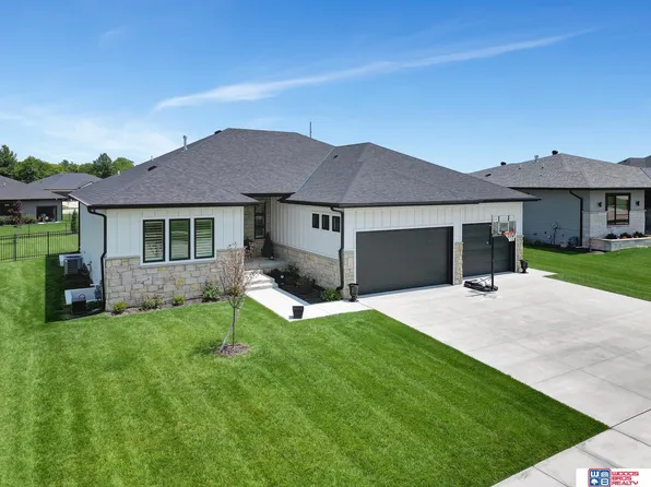 1110 S 89th St, Lincoln, NE 68520