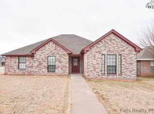 611 E Texas Ave, Iowa Park, TX 76367