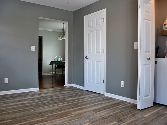 3rd image of 212 Lime St