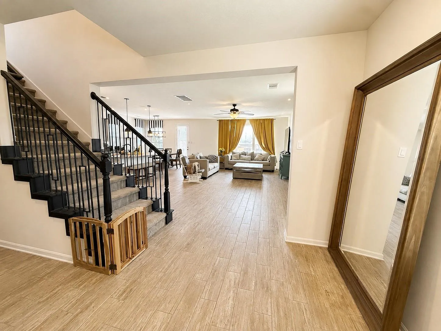 5 bed, 3.0 bath, 2680 sqft, $2,600 — Photo 2