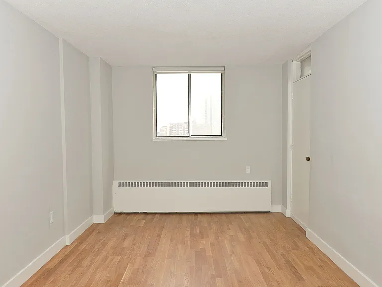 230 Oak St — Photo 9
