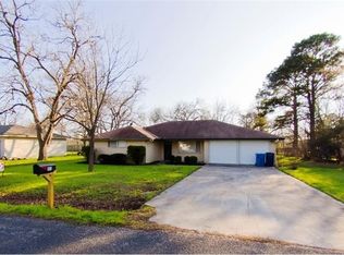 904 N Avenue H, Elgin, TX 78621