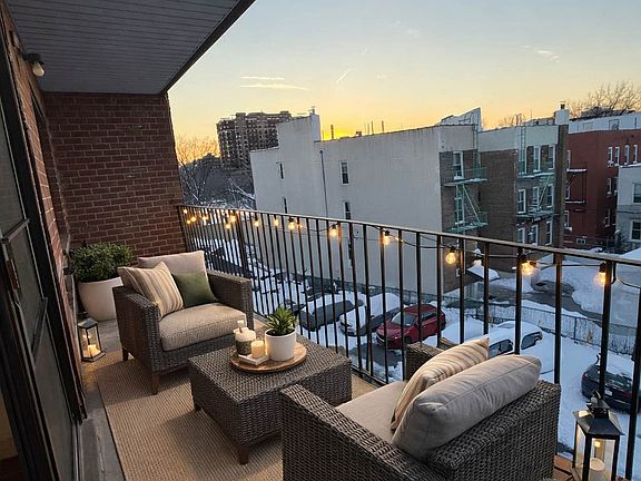 5th image of 2416 31st St APT 2R