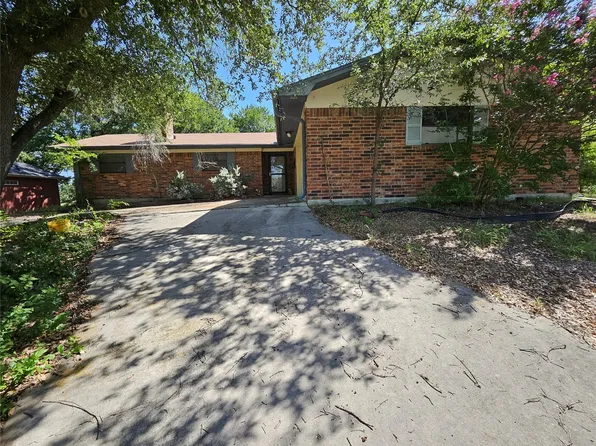 416 Half Moon Way, Runaway Bay, TX 76426