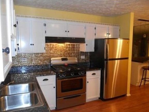 3rd image of 415 E Tulip Dr