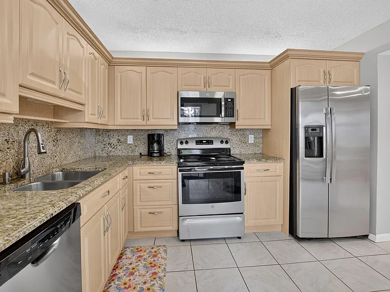 7473 Glendevon Ln #402 — Photo 15