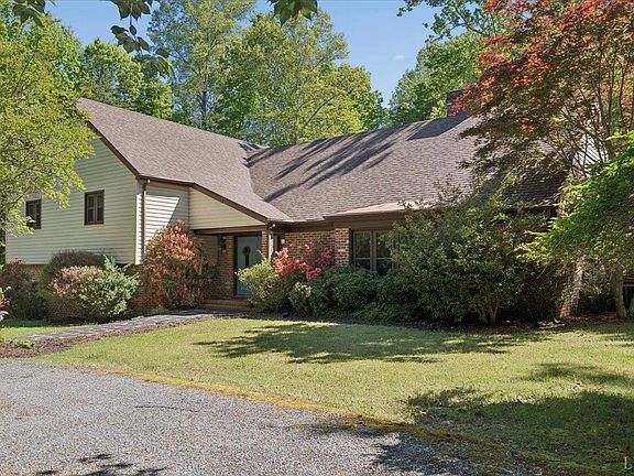3rd image of 211 Oakcroft Dr