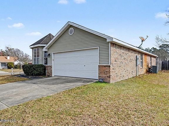 2nd image of 13218 Hickory Ct