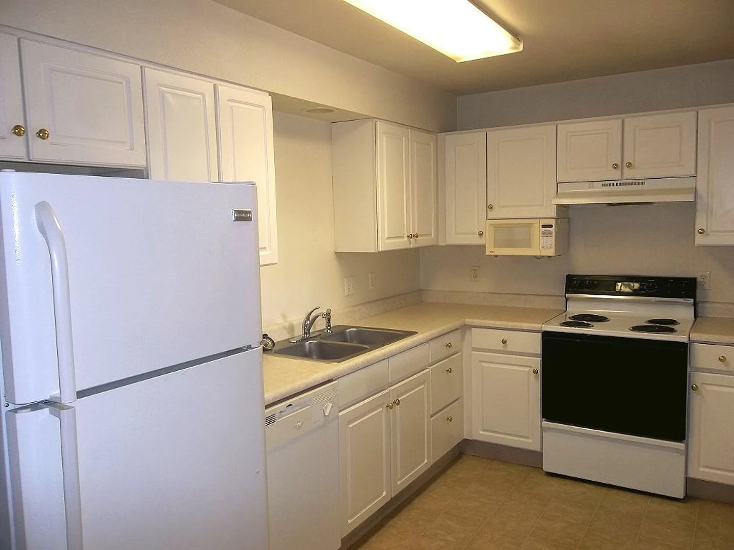 Spacious 2-Bedroom Condo with Garage & Pool Access — Photo 4