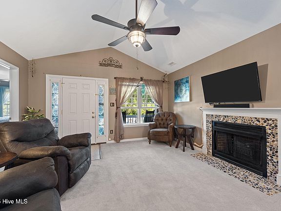 3rd image of 122 Live Oak Drive
