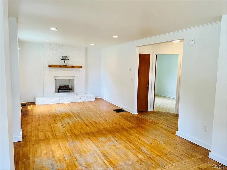 202 Elm St — Photo 9