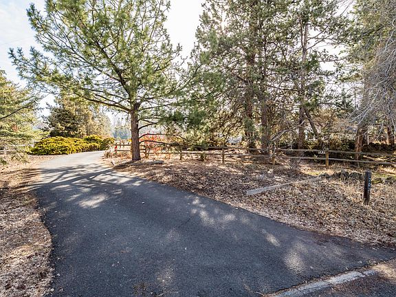 3rd image of 1703 NE Meadow Ln