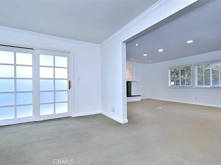 15344 Greenleaf St — Photo 9