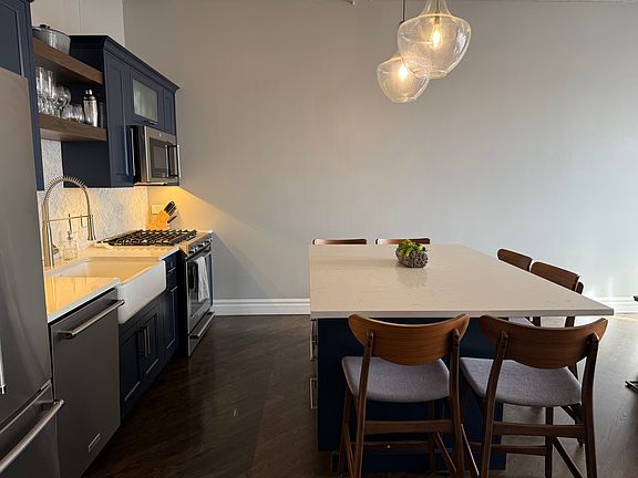 Large Island that seats 6