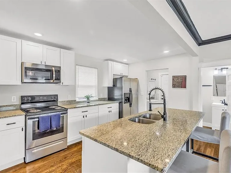200 Monroe Ave — Photo 6