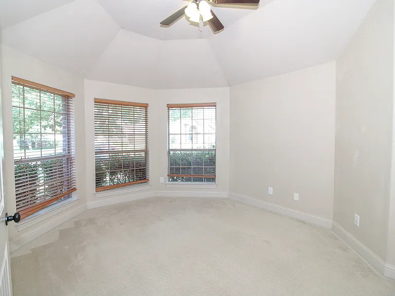 215 Wooded Creek Ave — Photo 14
