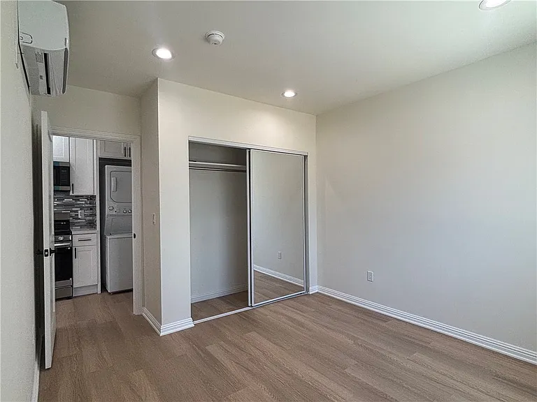 6724 Nagle — Photo 7