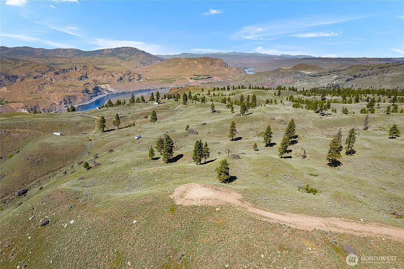 2nd image of 12 Columbia River Bluffs Road