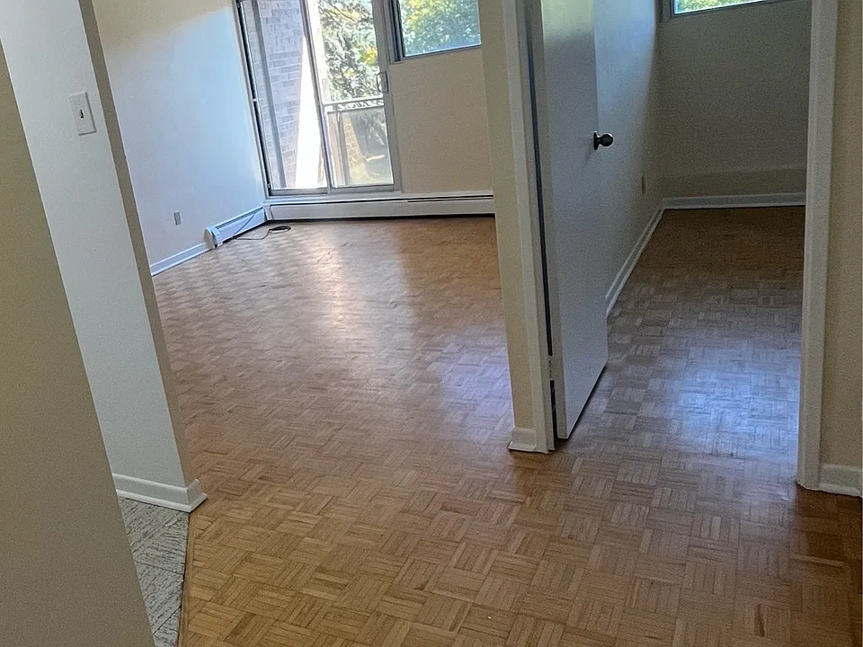 345 Laurier Ave E #401
