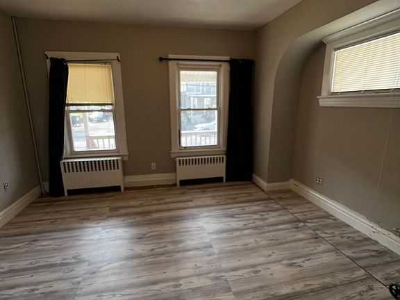4th image of 32 Bruce Ave #1