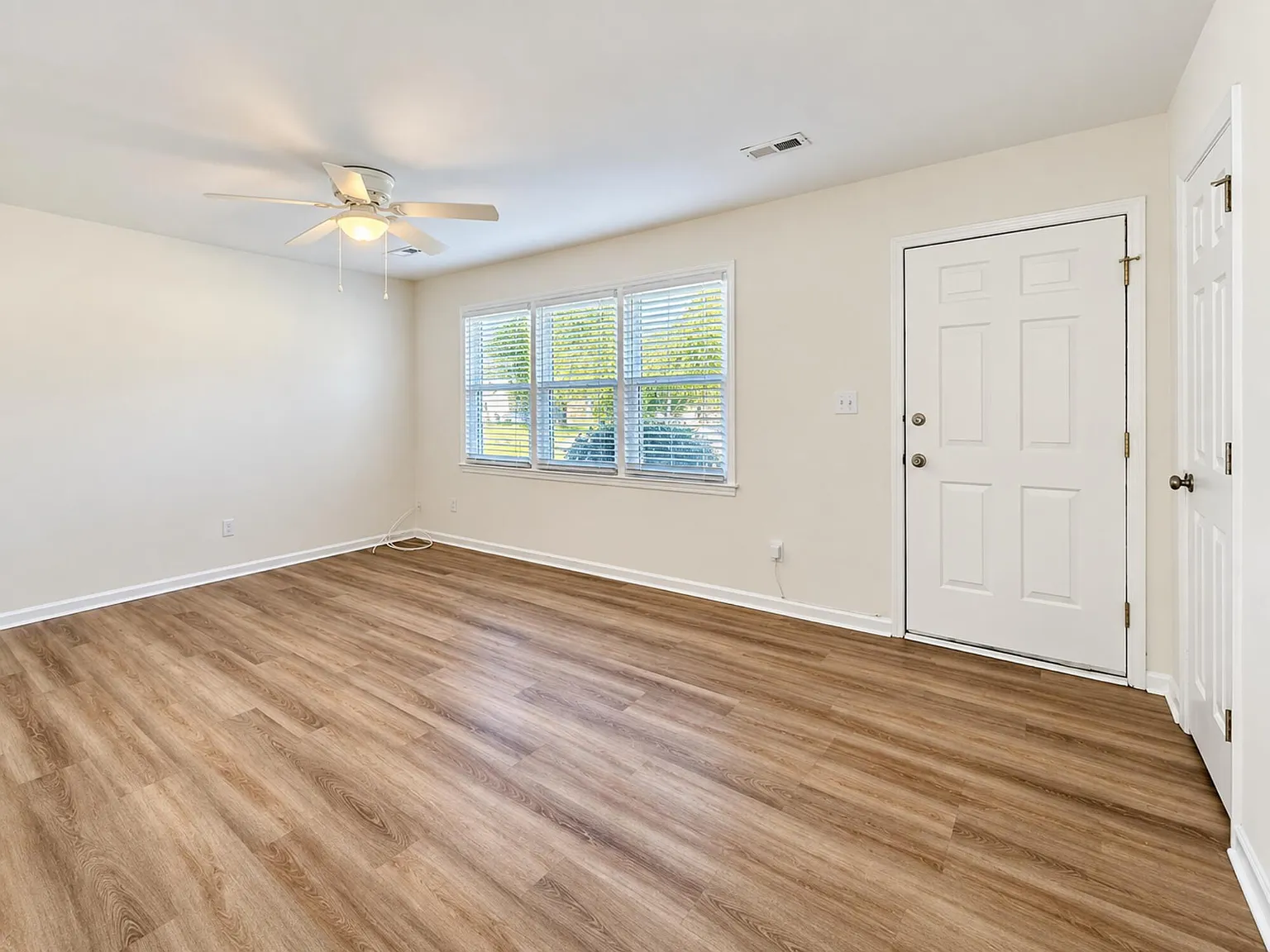 3 bed, 2.0 bath, 1605 sqft, $2,300 — Photo 4