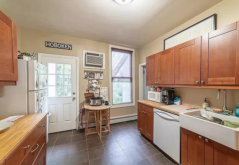 223 Monroe St #1 — Photo 8