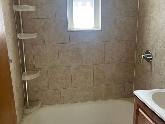 4th image of 3324 Colden Ave #1