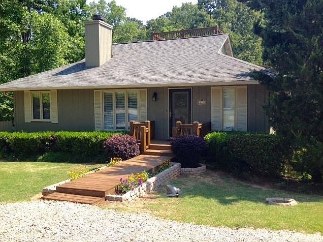 1st image of 921 Oak Dr