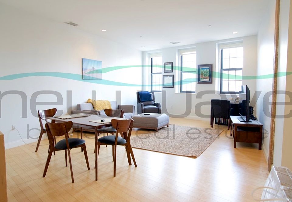 1st image of 102 Queensberry St #17
