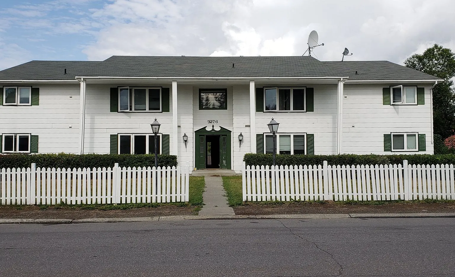 Colonial Manor — Photo 1