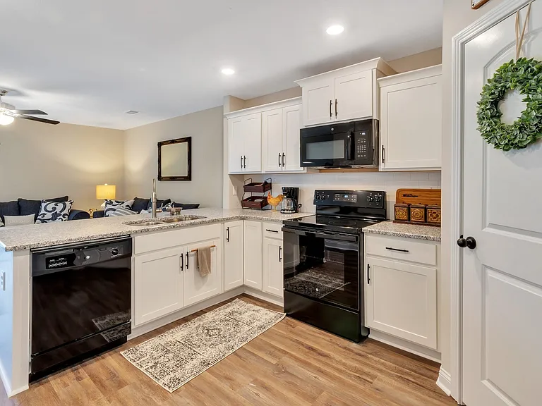 118 Alexander Blvd — Photo 16