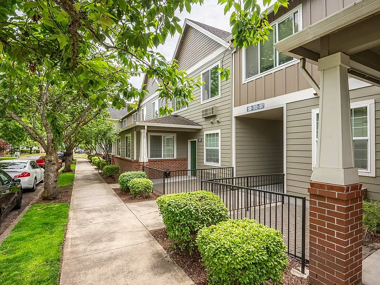 1497-1549 NE Market Dr — Photo 43