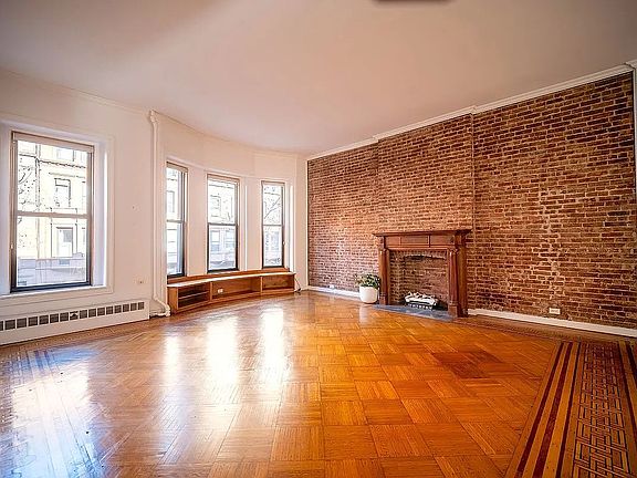 3rd image of 28 W 89th St