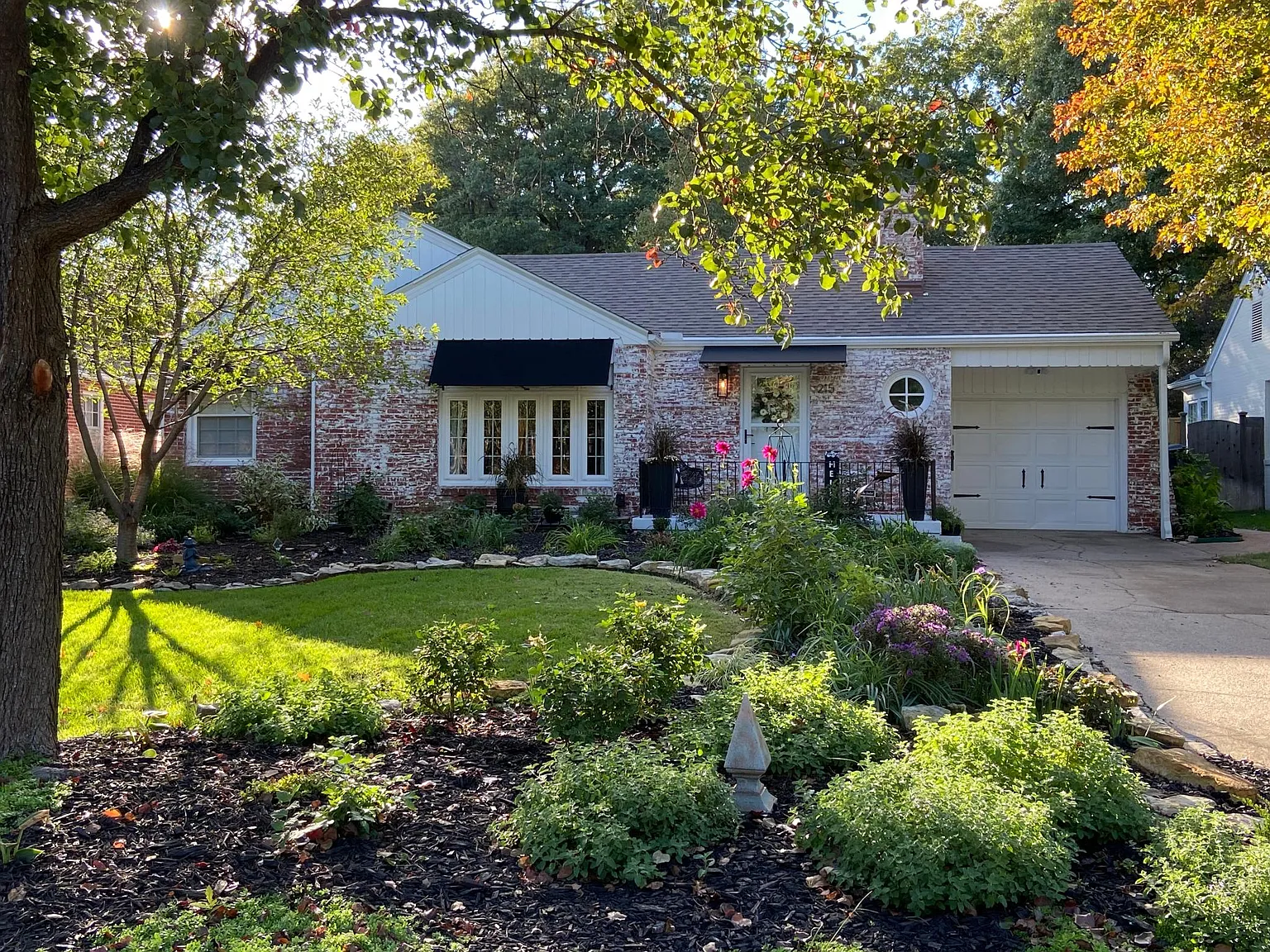 215 N Ridgewood Dr — Photo 2