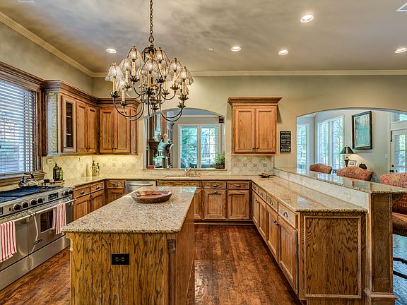 3rd image of 5897 Versailles Ave