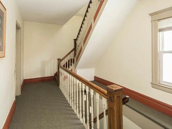 4th image of 25 Broad St E APT 3