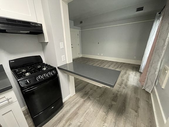 3rd image of 134 W Hawthorn St #15