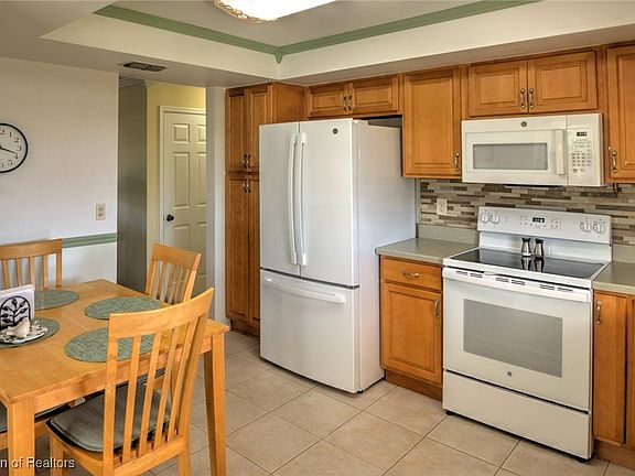 5th image of 312 Grove Cir
