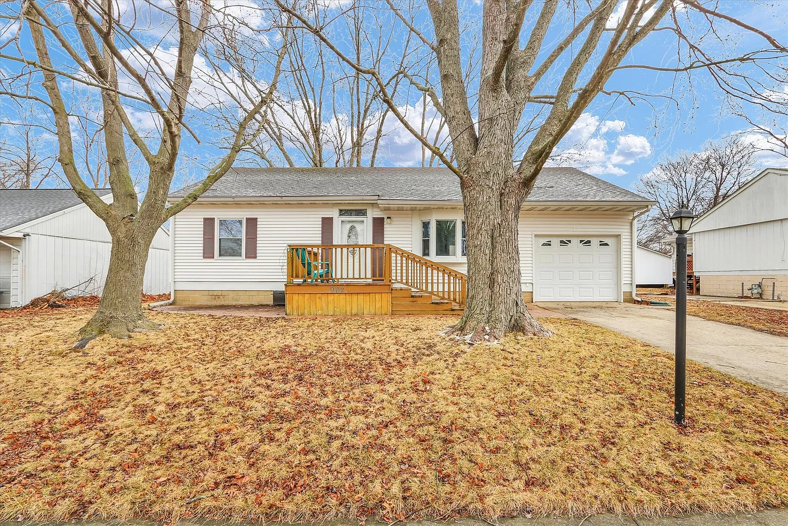 902 Oakcrest Dr photo 1