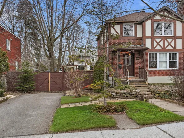 630 Rue St, Longueuil, QC J4H 1P1