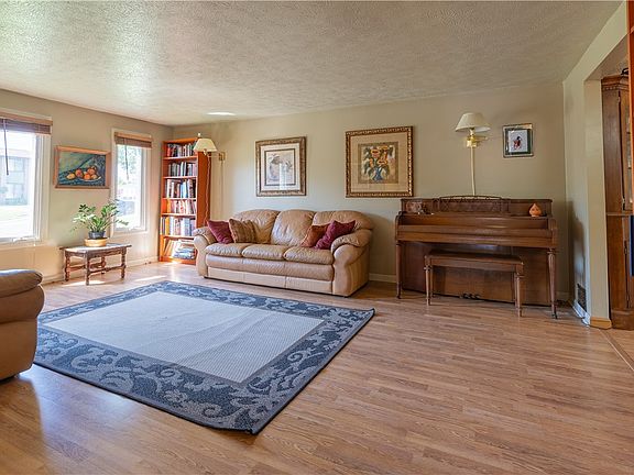 3rd image of 207 Manor Ct