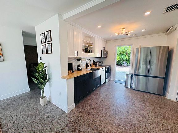 2nd image of 2711 NE 11TH Terrace