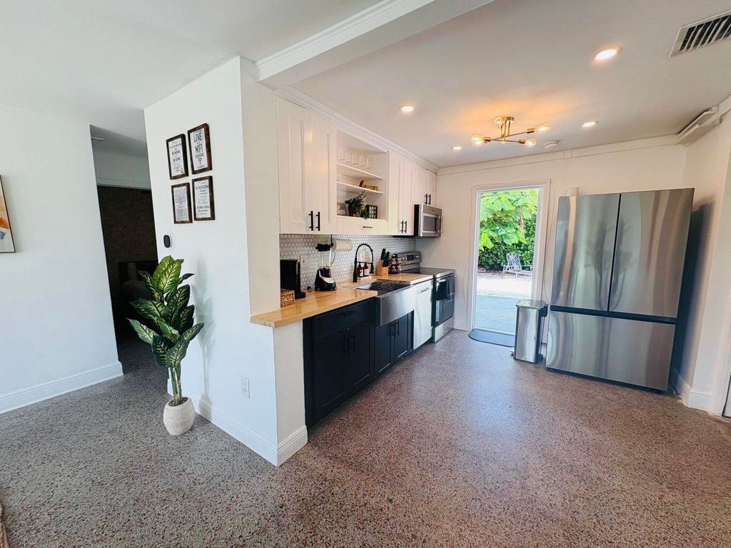 2711 NE 11TH Terrace, photo 2